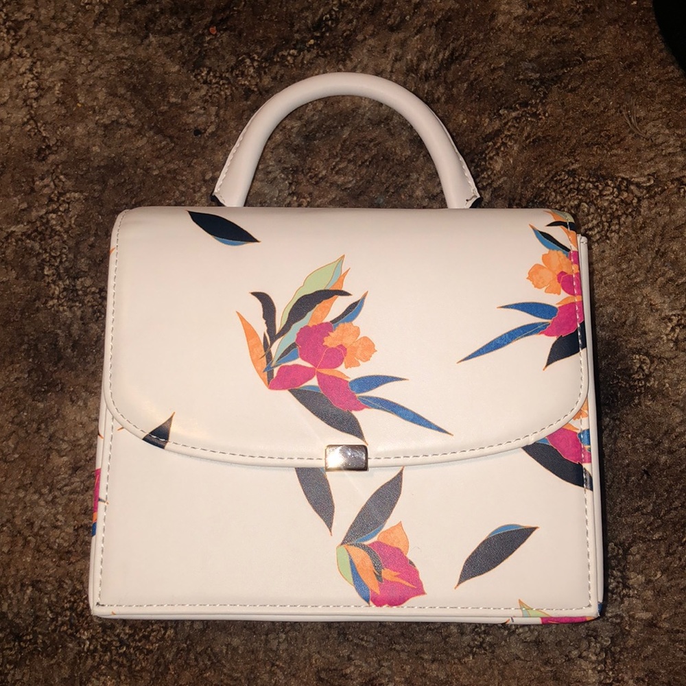 Purse strap included